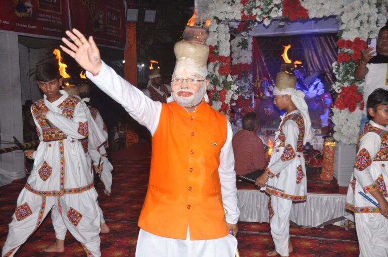 ચામુંડા ગરબી મંડળનો અનોખો રાસ: પંછેશ્વર ટાવર પાસે પી.એમ. મોદીના મુગટવારુ સળગતી હિંઢોણી રાસ અને “ઓપરેશન સિંદુર”ની થીમ પર રજૂઆત