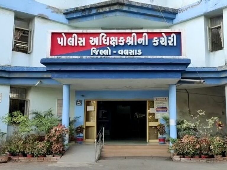 વલસાડમાં ભ્રષ્ટાચારનો કિસ્સો : હોમગાર્ડ જવાનો પર પાંચ હજારની લાંચ લેવાનો આરોપ, મહારાષ્ટ્રથી ગુજરાતમાં દારૂ લાવવા પ્રયત્નનો ભાંડાફોડ