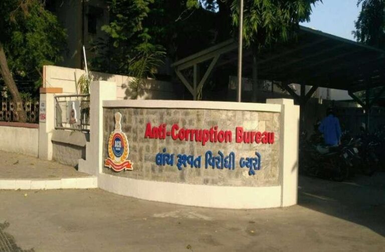 મહેસાણા કલેક્ટર કચેરીમાં લાંચખોરીનો કિસ્સો: ACBએ ૯ લાખની લાંચ લેતા રેવન્યુ ક્લાર્કને રંગેહાથ ઝડપ્યો