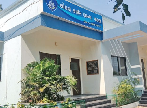પાટણ LCBની દારૂ માફિયાઓ પર કરડતી કાર્યવાહી: સિદ્ધપુરની ધારેવાડા ચેકપોસ્ટ પરથી ₹14.43 લાખનો મુદ્દામાલ કબજે — રાજસ્થાનથી આવી રહેલી ટ્રકના ગુપ્ત ખાનામાં છુપાયેલો ₹4.32 લાખનો વિદેશી દારૂ ઝડપાયો