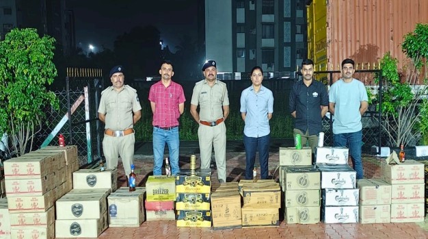 કામરેજ પોલીસે પકડ્યો 24.68 લાખનો વિદેશી દારૂનો જથ્થો: ઉભેળ-વલણ રોડ પરથી બંધ બોડી ટેમ્પો DN-09-M-9364 માંથી મળી 7,392 બોટલ! — દારૂ માફિયાઓને ઝટકો, મુખ્ય આરોપીઓ ફરાર