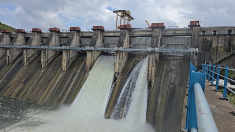 પંચમહાલમાં પાનમ ડેમના દરવાજામાં લીકેજનો બનાવ: પાણી સંસાધન વિભાગની ટીમે મરામત કામગીરી હાથ ધરી, જીવાદોરી સમાન ડેમની સલામતી અંગે ઉઠ્યા પ્રશ્નો