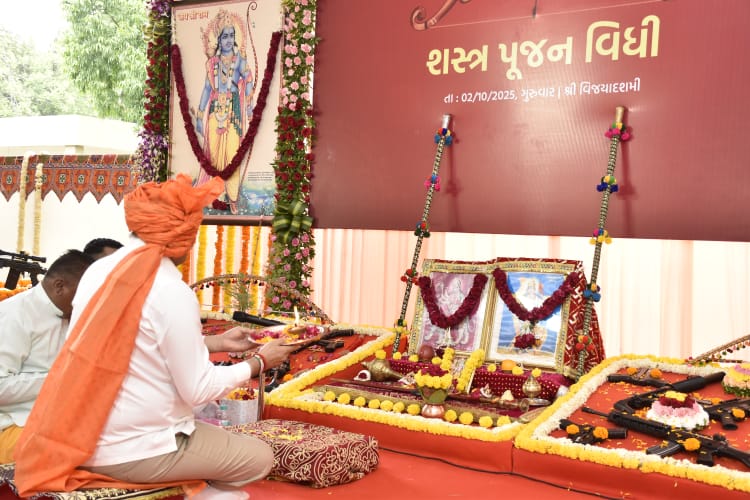 વિજયા દશમીના પાવન પર્વે મુખ્યમંત્રી ભૂપેન્દ્ર પટેલે મુખ્યમંત્રી નિવાસસ્થાને શસ્ત્ર પૂજન કરી સુરક્ષા કર્મીઓ સાથે આદ્યાત્મિક અને ઐતિહાસિક પરંપરા જાગ્રત કરી