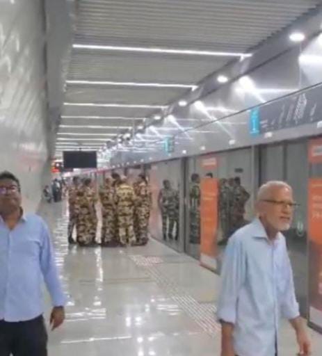 મુંબઈ મેટ્રો સેવા ખલેલ: ટેકનિકલ ખામીને કારણે મુસાફરોને ભારે હેરાનગતિ, સંદેશાવ્યવહારના અભાવ પર ઉઠ્યાં સવાલ