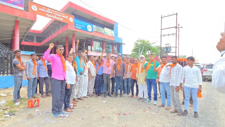 જગદીશભાઈ પંચાલની બિનહરીફ વરણી બાદ શહેરા તાલુકા ભાજપમાં આનંદની લહેર : 50થી વધુ ગામોમાં ભવ્ય ઉજવણી, કાર્યાલયે ફટાકડા ફોડીને ખુશી વ્યક્ત કરી