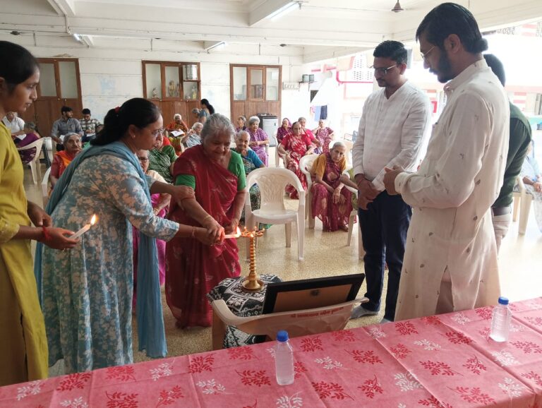 સમાજ સુરક્ષા કચેરી દ્વારા વિશ્વ વૃદ્ધ દિવસની ઉજવણી : સ્વચ્છતા હી સેવા અભિયાન અંતર્ગત મહિલા વૃદ્ધાશ્રમ ખાતે આરોગ્ય ચકાસણી અને આયુષ્માન કાર્ડ વિતરણનો માનવતાભર્યો કાર્યક્રમ