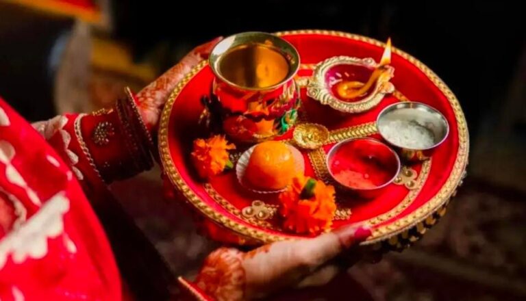 કરવા ચોથ 2025: પત્નીના ઉપવાસ દરમિયાન સ્વાસ્થ્ય અને પ્રેમ બંનેનું રાખો સમતોલ ધ્યાન – પતિઓ માટે માર્ગદર્શિકા