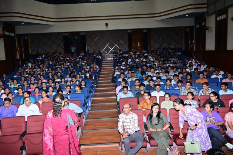 આરોગ્ય જાગૃતિથી સશક્ત યુવા પેઢી — શ્રી એમ.પી. શાહ મેડિકલ કોલેજમાં ‘યુથ એમ્પાવરમેન્ટ’ સેમિનાર સફળતાપૂર્વક યોજાયો, ૬૦૦થી વધુ વિદ્યાર્થીઓને મળ્યું પ્રેરક આરોગ્ય માર્ગદર્શન