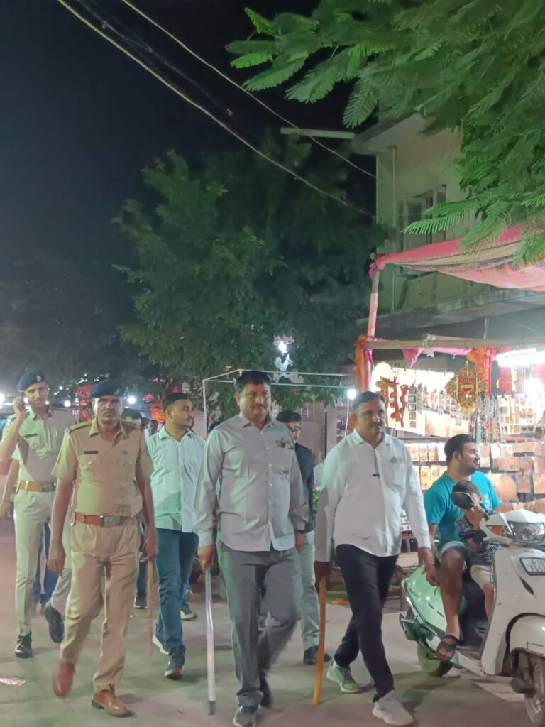 દિવાળીના તહેવાર પહેલાં જામનગર પોલીસનો ચુસ્ત ચેકિંગ અભિયાન — ફટાકડાના સ્ટોલથી લઈ વાહન સુધીની સઘન તપાસ, ગુલાબનગર માર્કેટમાં પોલીસની સક્રિય હાજરી
