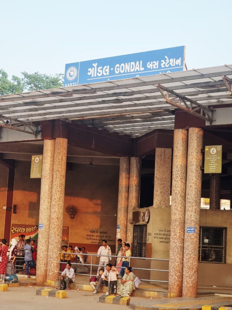 ગોંડલ એસટી ડિવિઝનમાં વહીવટી ગડબડનો મોટો ભંડાફોડ: દિવાળીના તહેવારમાં રૂટો બંધ થતાં મુસાફરો રઝળી પડ્યા, ખાનગી બસ સંચાલકોના ચાંદ ચમક્યા