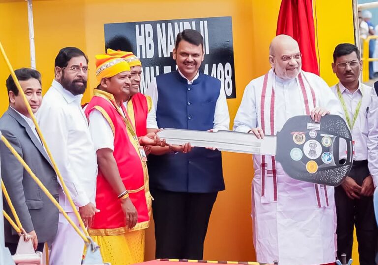 સહકારથી સમૃદ્ધ સમુદ્રયાત્રા : અમિત શાહ અને દેવેન્દ્ર ફડણવીસના હસ્તે ઊંડા સમુદ્રમાં માછીમારી બોટ વિતરણથી ‘બ્લૂ ઇકોનોમી’ને નવી ગતિ