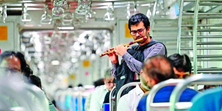 “દૃષ્ટિ ઓછી, પરંતુ સ્વપ્નો અનંત”: ૨૦ ટકા દૃષ્ટિ ધરાવતા આનંદ મહલદારની વાંસળીના મધુર સૂરથી જીવંત બને છે મુંબઈની લોકલ ટ્રેન