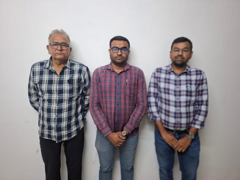 રણુજા કાલાવડ લોકમેળામાં લાંચકાંડનો મોટો ભંડાફોડઃ ફીટનેસ સર્ટિફિકેટ માટે એક લાખની લાંચ લેતા રાજકોટના બે અધિકારી અને એક નાગરિક મોરબી એસીબીના જાળમાં