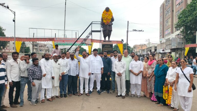 રાષ્ટ્રના લોખંડી પુરુષને શ્રદ્ધાંજલિ: જામનગર શહેર કોંગ્રેસ સમિતિ દ્વારા સરદાર વલ્લભભાઈ પટેલની જન્મજયંતિ નિમિત્તે ભાવભરી શ્રદ્ધાસુમન અર્પણ