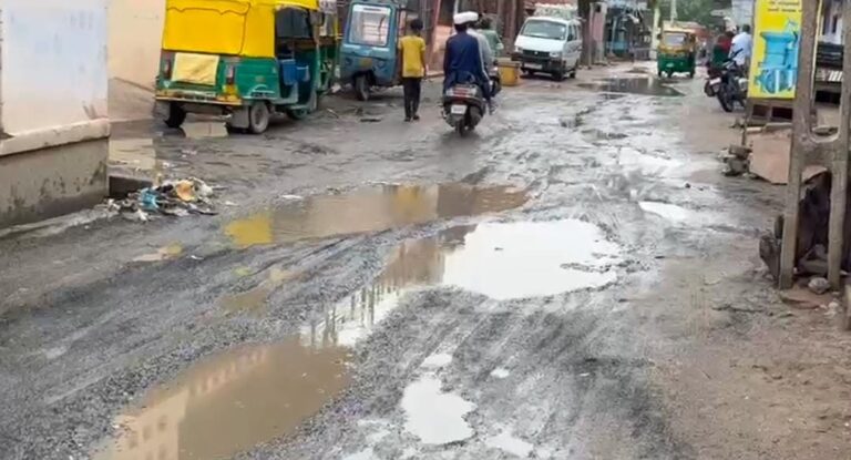 રાધનપુરનો તાતાલા વિકાસ: સત્તા બદલાઈ પણ હાલત ના બદલાઈ — મીરાં દરવાજાથી ધાંચી મસ્જિદ રોડ સુધીના નાગરિકોના રોષનો ધુમાડો ઊઠ્યો