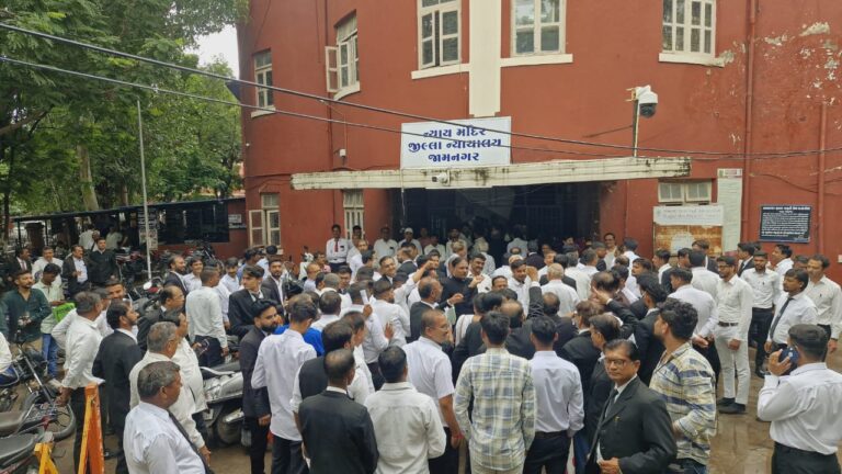 કોર્ટમાં વકીલોએ સીટીબીના પીઆઇ જા સામે કર્યો જોરદાર વિરોધ : વકીલ સરવૈયાની ગેરકાયદેસર અટક બાદ ન્યાયાલયમાં તણાવપૂર્ણ પરિસ્થિતિ