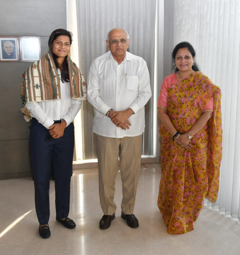 મહિલા વર્લ્ડ કપની વિજેતા ટીમની ગૌરવગાથાઃ વડોદરાની રાધા યાદવે મુખ્યમંત્રી ભૂપેન્દ્ર પટેલને કરી સૌજન્ય મુલાકાત, ગુજરાત ગૌરવના રંગે રંગાયું