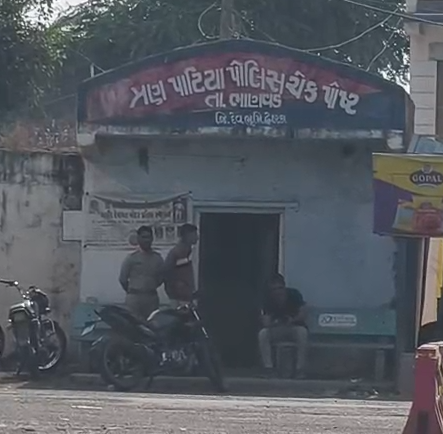 ભાણવડમાં તસ્કરોનો આતંક: ત્રણ પાટિયા ચેકપોસ્ટ પાસે દુકાનમાં ચોરી અને આગ, વેરાડ ગામે મંદિરમાં તોડફોડ – એક જ રાતમાં બે સ્થળે આગ લગાવતાં પોલીસ પર ગંભીર સવાલો