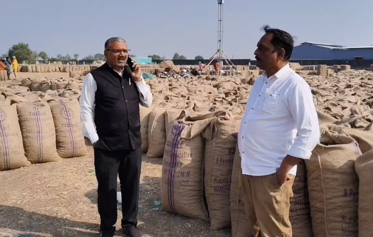 ધોરાજી મગફળી ખરીદી કેન્દ્રમાં ‘પાસ-નાપાસ’ના નાટકે ખેડૂતોમાં રોષનો જ્વાળામુખી — શિયાળે ઠંડી વધી, પરંતુ તંત્રની ગરમીથી ખેડૂતોના પરસેવા છૂટી ગયા