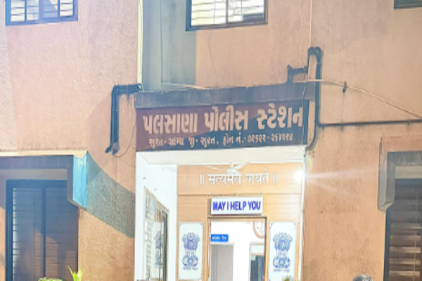 પલસાણાના બગુમરા ગામે ગ્રામ્ય SOGની ધમાકેદાર કાર્યવાહિઃ ૨૪.૮૨ કિલો ગાંજાસહીત બે ઈસમ પકડાયા, બિહાર–યુપીને જોડતું મોટું ડ્રગ્સ નેટવર્ક ખુલાસા પામતું!