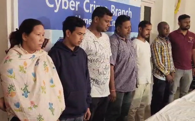 આંતરરાષ્ટ્રીય સાયબર ફ્રોડ નેટવર્કનો પર્દાફાશઃ અમદાવાદ સાયબર ક્રાઇમની મોટી સિદ્ધિ — નાઇજિરિયન માસ્ટરમાઇન્ડ સહિત છની ધરપકડ, ૩૨ લાખની છેતરપિંડીનો ભાંડાફોડ, અનેક રાજ્યોમાં ફેલાયેલું ગૂંચવણ ભર્યું નેટવર્ક