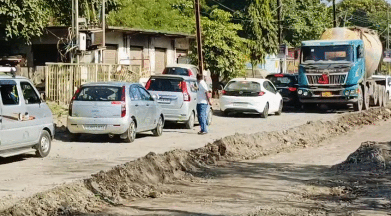 “તાલાળા-સાસણ રોડ બન્યો ત્રાસનો માર્ગ : ધીમા રોડ કામે મુસાફરોનો કંટાળો ચરમસીમાએ, વાહન કતારો કિલોમીટર સુધી ખેંચાઈ — તંત્રની નિંદ્રા સામે જનતાનો આક્રોશ ઉફાન પર”