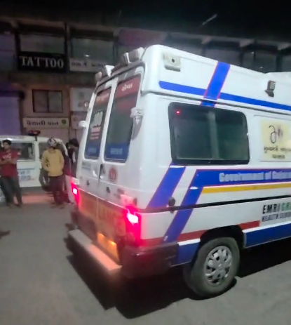 તીનબતી ચોક પર મધરાતનો કહેર: મોપેડ–મોટરસાયકલ વચ્ચે ભયાનક અથડામણથી એકનું મોત અને એક ગંભીર ઘાયલ — શહેરમાં માર્ગસુરક્ષાને લઈને ફરી ઉઠ્યા પ્રશ્નો