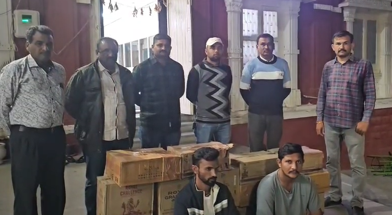 “જામનગર એલસીબીનું વિભાપરમાં ધમાકેદાર ઓપરેશન: ઇંગ્લિશ દારૂનો મોટો જથ્થો પકડાયો, બે ઝડપાયા, બે સપ્લાયરોના નામ બહાર—ફરાર આરોપી કાર અને દારૂ સાથે ગિરફ્તારમાં