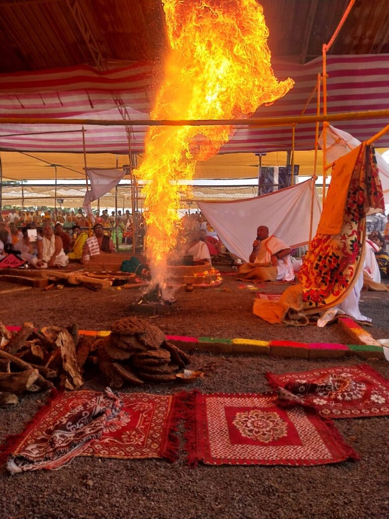 જેતપુરમાં વિરાટ વાજપેય મહા સોમયજ્ઞની જ્વાલામાં યજ્ઞનારાયણ ભગવાનના દિવ્ય દર્શન: વૈષ્ણવોમાં ભક્તિની લહેર, ૩૦ ફૂટ અગ્નિ જ્વાલાએ સર્જ્યો અલૌકિક નઝારો
