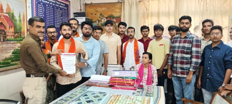 જામનગરમાં ABVPનો ગર્જતો અવાજઃ વેકેશન દરમિયાન ખુલ્લી રાખવામાં આવતી પ્રાઇવેટ સ્કૂલો વિરુદ્ધ તીવ્ર આક્રોશ, શિક્ષણ અધિકારીને 24 કલાકની ચેતવણી સાથે આવેદન