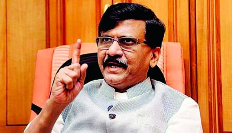 હાથમાં સલાઈન છતાં કલમ રોકાઈ નહીં: સંજય રાઉત હૉસ્પિટલના પલંગ પરથી લખી રહ્યા છે ‘સામના’નો લેખ – શિવસેના (ઉદ્ધવ જૂથ)ના અગત્યના નેતા સંજય રાઉતની તબિયત ખરાબ છતાં પક્ષ માટેની નિષ્ઠાનો જીવંત દાખલો