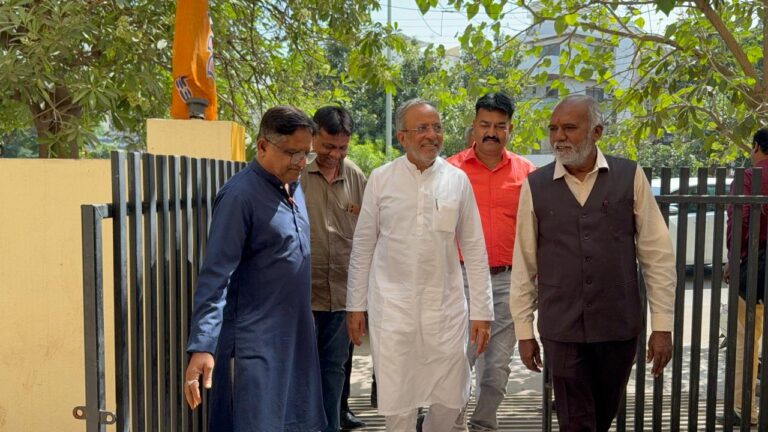 રાજ્ય મંત્રી અર્જુનભાઈ મોઢવાડીયાની જામનગર મુલાકાત : અટલ ભવન ખાતે સાંસદ પૂનમબેન માડમ અને ધારાસભ્ય મેઘજીભાઈ ચાવડા સાથે શુભેચ્છા મુલાકાત, વિકાસના નવા અધ્યાય પર ચર્ચા