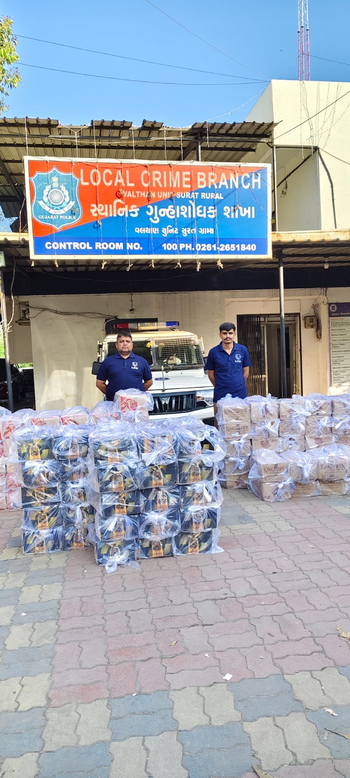 “કામરેજમાં એલ.સી.બી.નો ધમાકેદાર રેઇડ : વાવ ગામે નાયરા પેટ્રોલપંપના પાર્કિંગમાંથી ટ્રકમાં છુપાવેલો વિદેશી દારૂનો મોટો જથ્થો ઝડપાયો — શાકભાજીના કેરેટની આડમાં લાખોની હેરાફેરીનો ભાંડાફોડ”