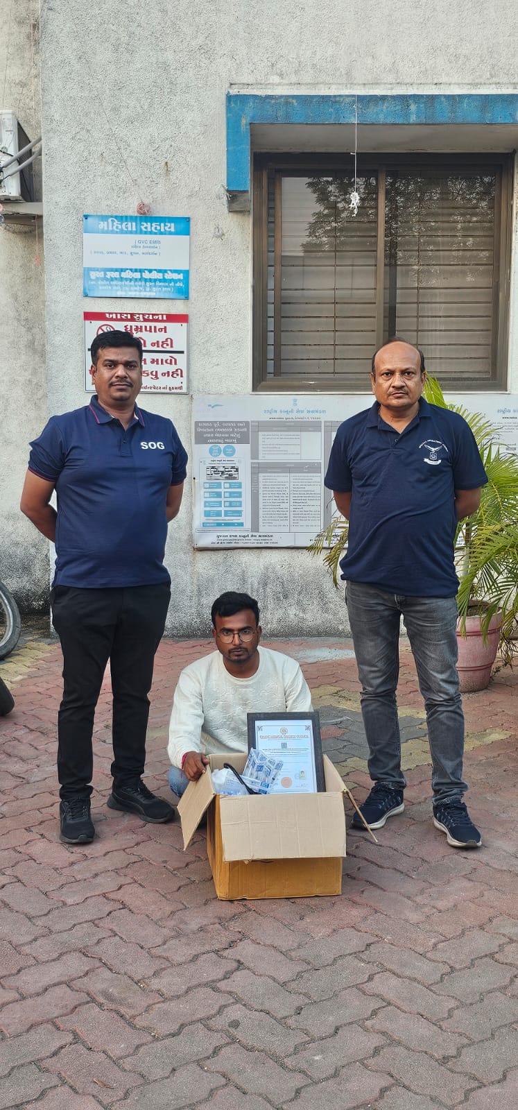 “પલસાણા SOGનો મોટો ભાંડાફોડ : કારેલી ગામની રાશી રેસિડન્સીમાં ડિગ્રી વિના દવાખાનું ચલાવતો બોગસ ડોક્ટર ઝડપાયો — લોકોના આરોગ્ય સાથે રમતો ખોટો હકીકતનો હકીમ!”