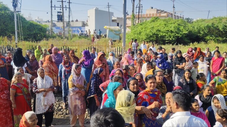 ફ્લાયઓવર બન્યો નવી મુશ્કેલીઓનો રસ્તો: જેતપુરમાં રેલવે ફાટક કાયમ માટે બંધ થતાં વિસ્તારવાસીઓનો રોષ, મહિલાઓ પાટા પર બેસી ‘રેલ રોકો’ આંદોલનથી તંત્રમાં ખળભળાટ