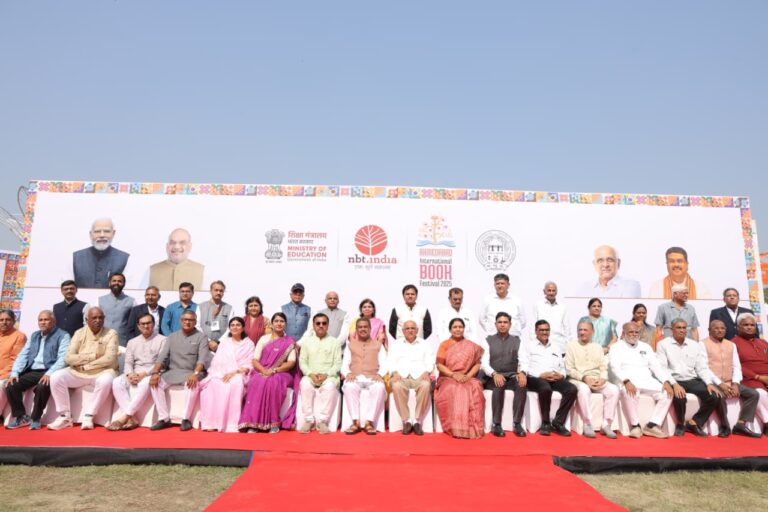 મુખ્યમંત્રી ભૂપેન્દ્રભાઈ પટેલના હસ્તે અમદાવાદ ઈન્ટરનેશનલ બુક ફેસ્ટિવલ 2025 તથા ફૂડ ફોર થૉટ ફેસ્ટનો ભવ્ય શુભારંભ,સ્વદેશી અપનાવવાનો શપથ અને “મિશન ફોર મિલિયન ટ્રીઝ” પુસ્તકનું અનાવરણ