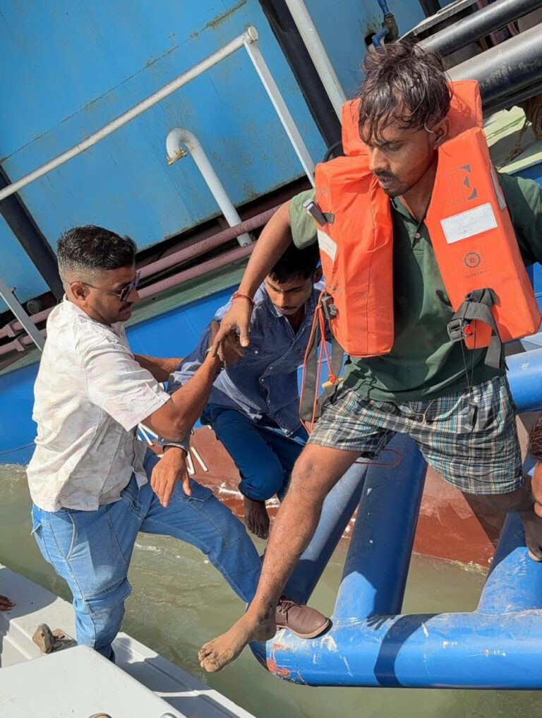 “ઓખા દરિયામાં બનેલી દુર્ઘટના: કોસ્ટગાર્ડ–મરીન પોલીસના સતર્કતા, બહાદુરી અને તાત્કાલિક એક્શનથી અનેક મજૂરોના પ્રાણ બચ્યા — સમુદ્ર વચ્ચે મિનિટોમાં સર્જાયો હાહાકાર”