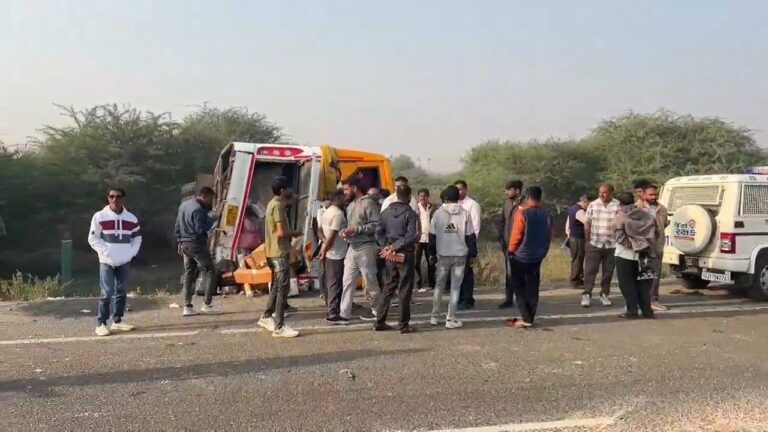 ધ્રોલ નજીક ભયંકર માર્ગ અકસ્માત: મુસાફરોથી ભરેલી ખાનગી બસ અને ટ્રક વચ્ચે ટક્કર, 15 થી વધુ લોકો ઘવાયા; પળોમાં મચી ગઇ ચીસોચીસ, બચાવ કામગીરી રાત સુધી ચાલે