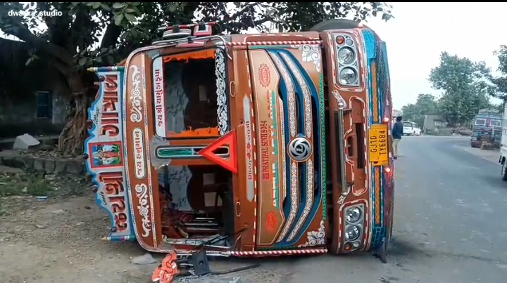 ભાણવડ–પોરબંદર હાઇવે પર દિલ દહલા દેનાર અકસ્માત: નશામાં ધૂત ટ્રક ચાલકે ટ્રક પલ્ટાવી હોટલમાં ઘુસાડ્યો, બેહિસાબ ઝડપે દોડતો ટ્રક બરડા ડુંગરની ગોદમાં વસેલા પાસ્તર ગામે ત્રાસ ફેલાવી ગયો