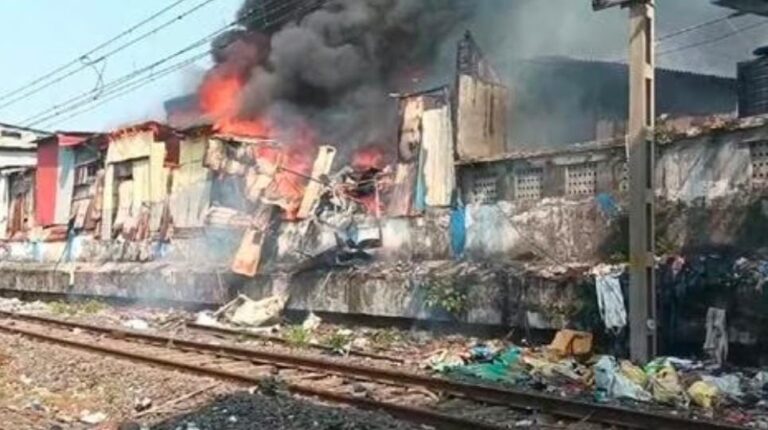 ધારાવીમાં ભીષણ આગથી હાહાકાર: રેલ્વે ટ્રાફિકથી લઈને રોડવે સુધી અસરગ્રસ્ત; બહુ-એજન્સી બચાવ કામગીરી સાથે મોટું સંકટ ટળ્યું