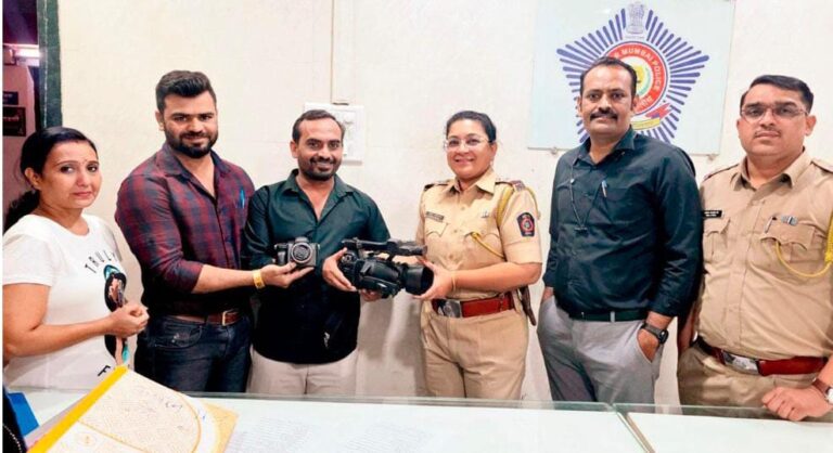 જામનગરના દંપતીની મુસીબતમાં મુંબઇ પોલીસ बनी દેવદૂત : માત્ર એક કલાકમાં ૬ લાખનો કિંમતી કેમેરા કિટ શોધી મેળવતાં દંપતી થયું ગદગદ — તિલકનગર પોલીસની ચુસ્ત કામગીરીનું વખાણ