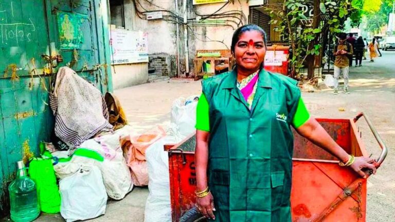 “પુણેમાં માનવતાનું પ્રચંડ પ્રકાશ : 10 લાખની બૅગ મળતાં સફાઈ-કર્મચારી અંજુ માનેએ બતાવી નિખાલસ ઈમાનદારી”
