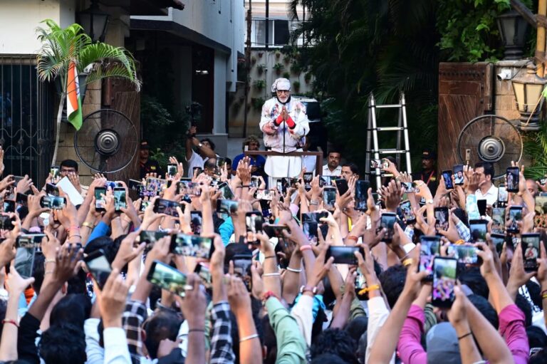 “જો હું અભિનેતા ન હોત તો અલાહાબાદમાં દૂધ વેચતો હોત” – અમિતાભ બચ્ચનની સરળતા, સંઘર્ષ અને ચાર દાયકા સુધી ચાલતી ફૅન્સ સાથેની અનોખી પરંપરાનો વિશાળ દસ્તાવેજ