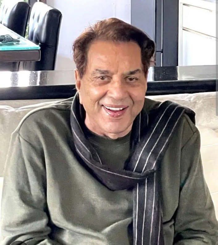 હી-મૅન ધર્મેન્દ્રની અંતિમ વિદાય: બૉલિવૂડના દિગ્ગજને ખોયાનો દુખ, ‘એક્કિસ’ના પોસ્ટરથી લઈને ઘર બહારની ચહલપહલ સુધીની ભાવુક સફર