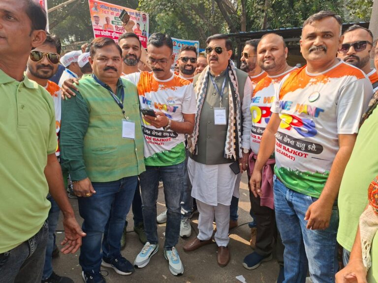 જંતર-મંતર પર શિક્ષકોનો મહાઅવાજ : જૂની પેન્શન અને TET રદ્દ કરવાની બે મહત્ત્વની માંગ સાથે દેશવ્યાપી ધરણું, ગુજરાતમાંથી 2000 શિક્ષકોની જબરદસ્ત હાજરી