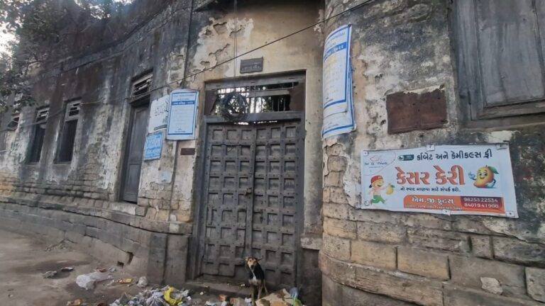 જેતપુરની મધ્યમાં આવેલા કરોડોની મૂલ્ય ધરાવતા નગરપાલિકાના શાળા-મકાન પર સળવળાટ