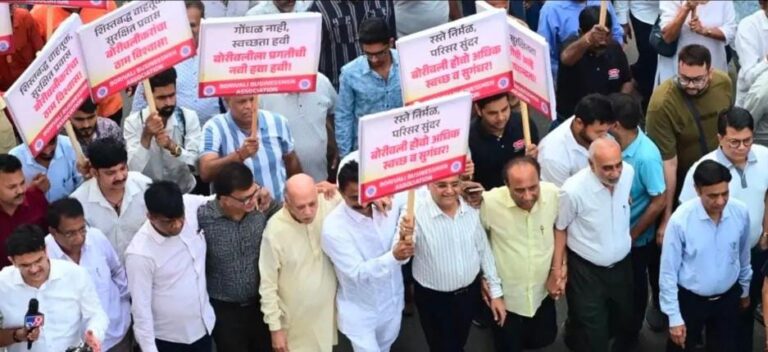 બોરીવલી પશ્ચિમમાં વેપારીઓનો ગર્જતો વિરોધ: બૅરિકેડ, શેરી વિક્રેતાઓની હેરાનગતિ અને અતિક્રમણ સામે વેપારીઓનો ધમાકેદાર અવાજ ઉઠ્યો