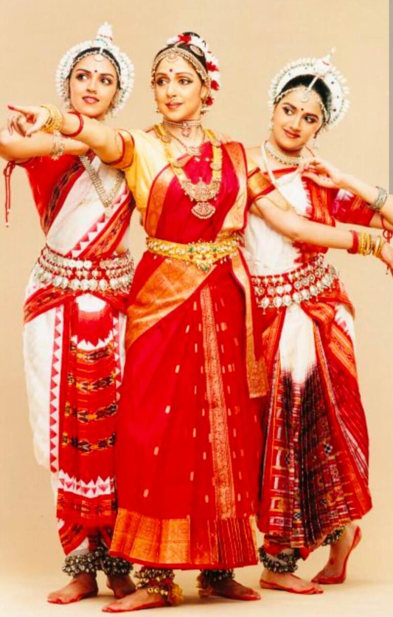 ધર્મેન્દ્રની પ્રાર્થના સભામાં હેમા માલિની અને દીકરીઓની ગેરહાજરીથી ચર્ચા ગરમ: બે પરિવારો વચ્ચેના અંતરની ફરી ચર્ચા