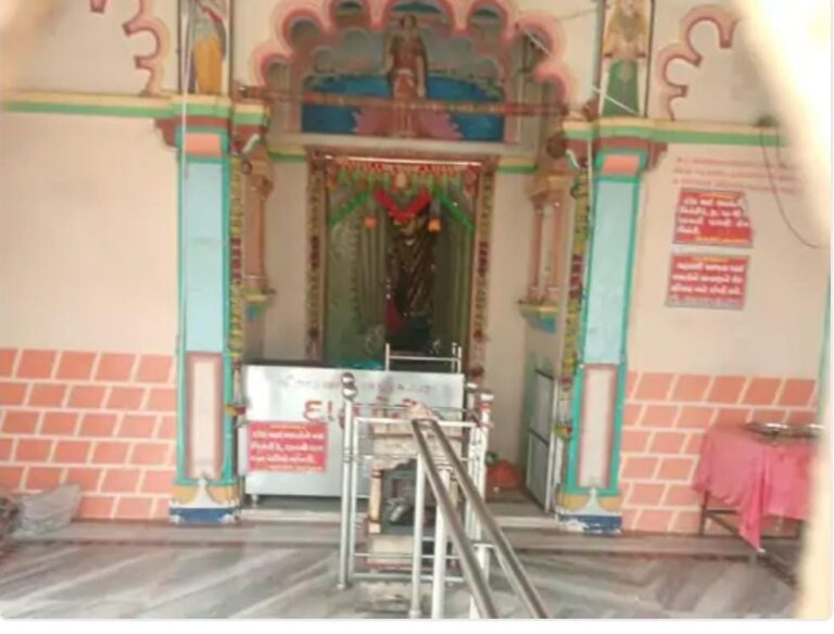 વાયડ ગામના જોગણી માતાજી મંદિર પર રાત્રિ ચોરીનો ધાડ: CCTV માં કેદ થયેલા શખ્સોની શોધખોળ તેજ, ગ્રામજનોમાં ભારે રોષ