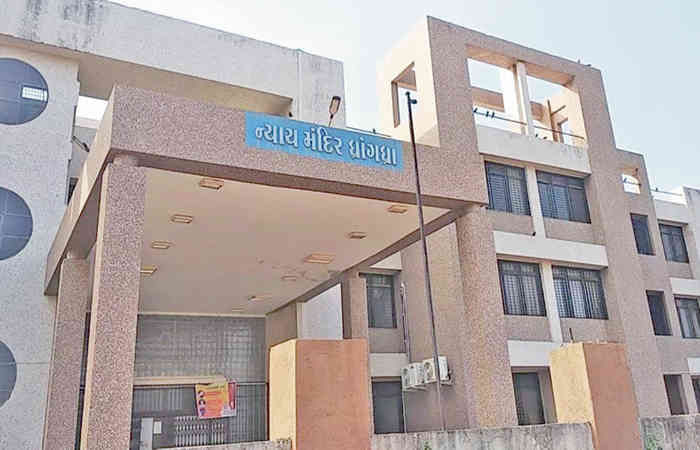 ધાંગધ્રામાં ખેડૂત ન્યાય માટે તડફડાતા, અધિકારીશાહીનો અહંકાર શિખરે: કોર્ટના હુકમનો ખુલ્લેઆમ અનાદર, પાવરગ્રીડના વિવાદે ગ્રામ્ય ગુજરાતમાં ખળભળાટ મચાવ્યો